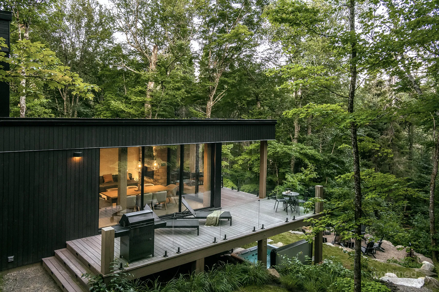 Salle à manger avec fenetre plancher-plafond, structure poutres et poteaux en bois - Montagne Noire - Evolution Architecture